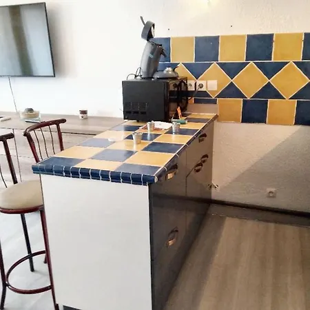 à Avec Piscine Commune - 30 M² *