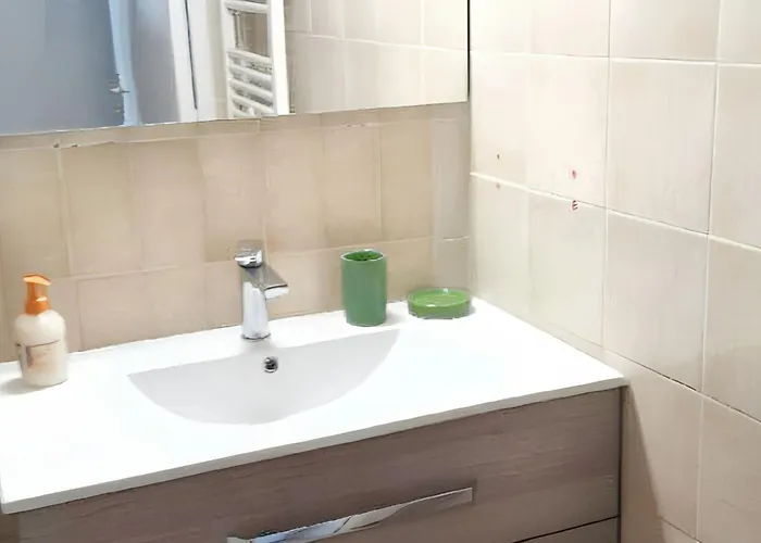 à Avec Piscine Commune - 30 M² * Fréjus