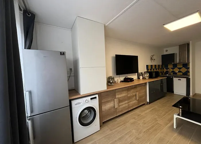 à Avec Piscine Commune - 30 M² *