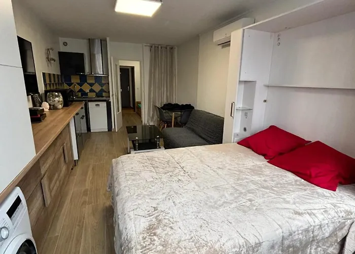 à Avec Piscine Commune - 30 M² Fréjus